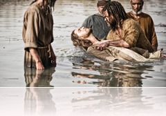 5mar2013---jesus-e-batizado-por-joao-batista-em-cena-da-serie-a-biblia-exibida-nos-eua-pelo-history-channel-1362528173229_956x500